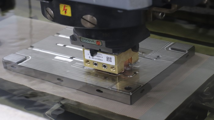 ¿Qué factores intervienen en la selección de materiales para perfortrólaparode un solo uso y el análisis de la estabilidad de la producción en masa